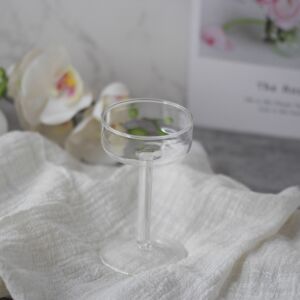 شمعدان بعامود نحيف