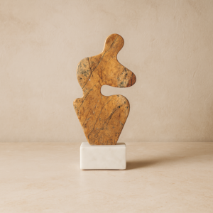 تحفة فنية من الرخام شكل كائن - بني ومتعدد الالوان