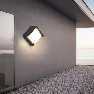 إضاءة جدارية لبوابة خارجية لون الإنارة اصفر