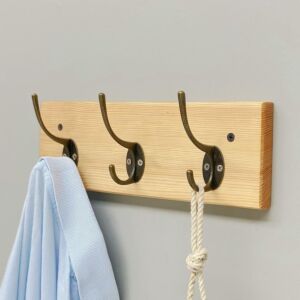 علاقة جدارية خشب بعلاقات حديد